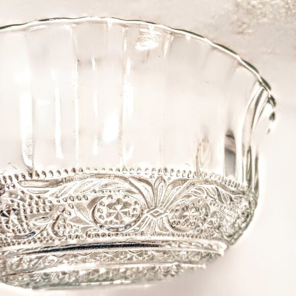 Gorgeous KIG Malaysia Fleur de Lis Pressed Glass Cereal Dinner BOWL 8" Diameter - Picture 1 of 14